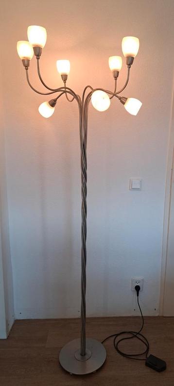 Mooie Staande Lamp RVS met Glazen Kapjes beschikbaar voor biedingen