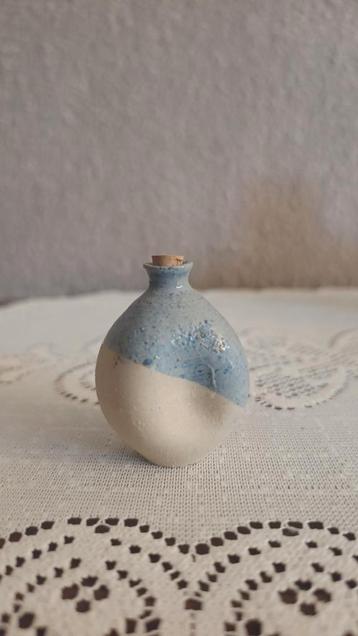 Schattig vintage mini vaasje met kurkje voor decoratie  beschikbaar voor biedingen