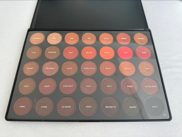 Make-up paletten en make-up kwasten beschikbaar voor biedingen