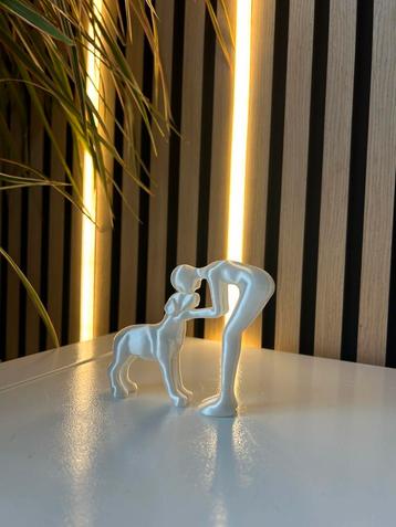 Beeld hond en baas, nieuwe beeld decoratie, cadeau idee beschikbaar voor biedingen