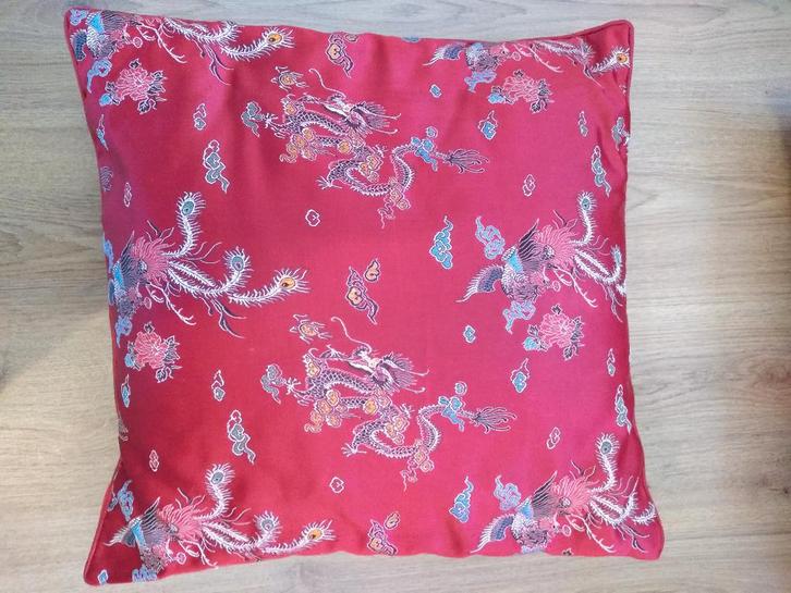 2 rode aziatische chineese draakjes kussens geborduurd rood, Huis en Inrichting, Woonaccessoires | Kussens, Zo goed als nieuw
