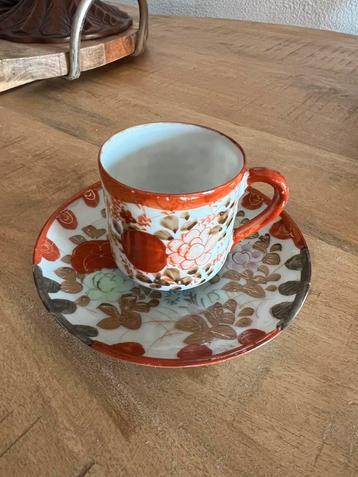 porselein melkkannetje, kommetje en kop en schotel beschikbaar voor biedingen