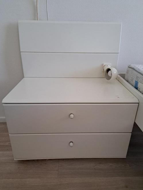 Nachtkastje wit twee stuks, Huis en Inrichting, Slaapkamer | Nachtkastjes, Gebruikt, 55 tot 70 cm, Minder dan 45 cm, Hout, Ophalen