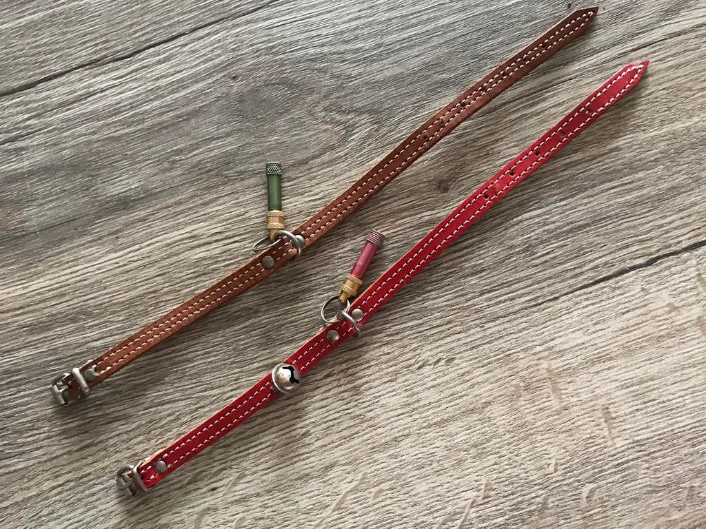 Katten riempje met adressen koker 29 cm lang , per stuk 2,50, Ophalen, Gebruikt