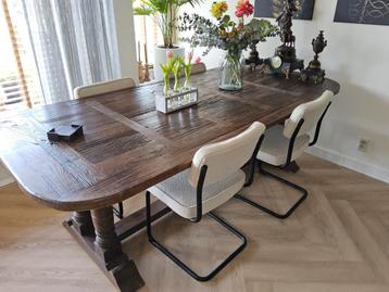 Kloostertafel. beschikbaar voor biedingen