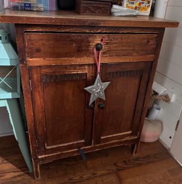 Vintage (nacht-)kast beschikbaar voor biedingen