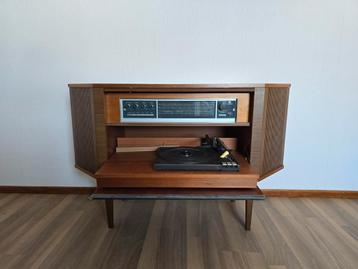 Vintage Philips Platenspeler met Radio beschikbaar voor biedingen