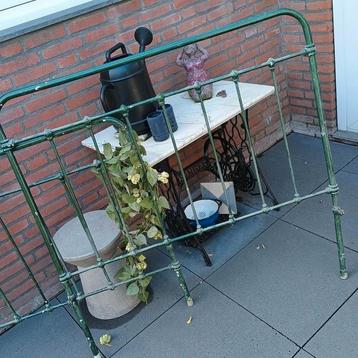 Antiek smeedijzeren bed incl goede matras beschikbaar voor biedingen