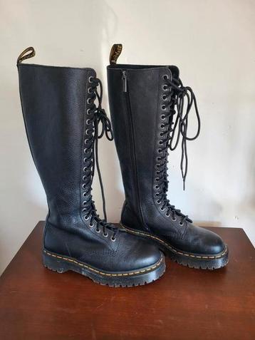 zwarte dr martens hoge laarzen 1b60 bex

 beschikbaar voor biedingen