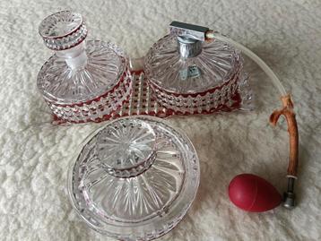 Vintage Parfumset 4-delig met rode versiering beschikbaar voor biedingen