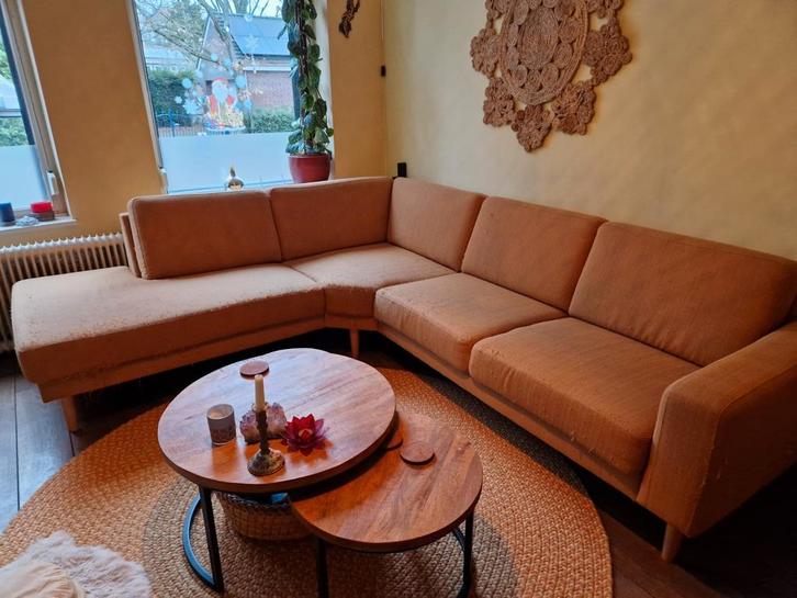 Grote okergele hoekbank. 280 b 245 diep, Huis en Inrichting, Banken | Bankstellen, Gebruikt, Hoekbank, Vierpersoons of meer, 250 tot 300 cm