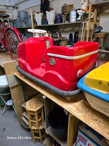 

Antieke Botsauto uit een Pretpark beschikbaar voor biedingen