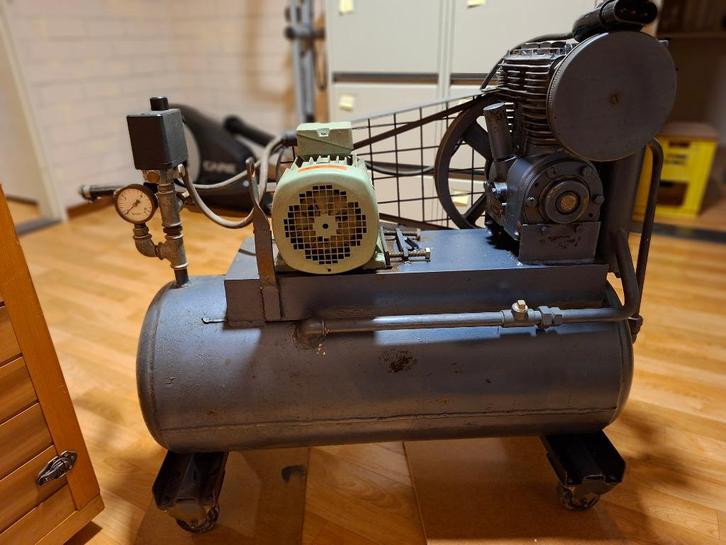 perslucht compressor, Doe-het-zelf en Verbouw, Compressors, Gebruikt, 6 tot 10 bar, 25 tot 100 liter, 200 tot 400 liter/min, Ophalen