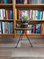 Vintage plantentafeltje. Driepoot. Fifties. Tafel, Huis en Inrichting, Tafels | Bijzettafels, Minder dan 45 cm, Rond, Gebruikt