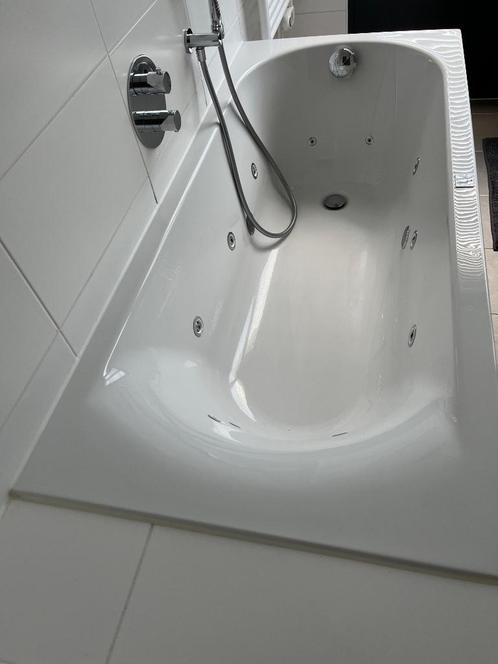 Badkuip met whirlpool jets, Huis en Inrichting, Badkamer | Complete badkamers, Zo goed als nieuw, Met bad, Ophalen