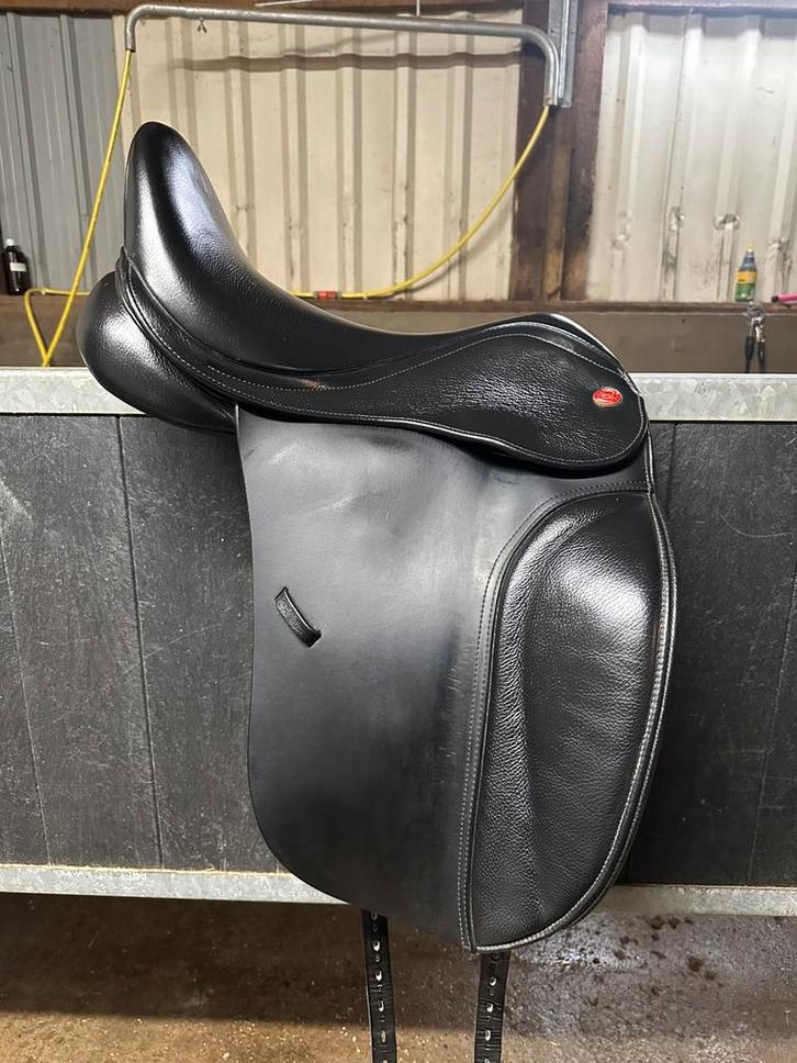Kent en Masters dressuurzadel 17.5 inch, Dieren en Toebehoren, Paarden en Pony's | Zadels, Zo goed als nieuw, Dressuur, Ophalen of Verzenden
