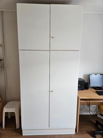 Witte kledingkast beschikbaar voor biedingen