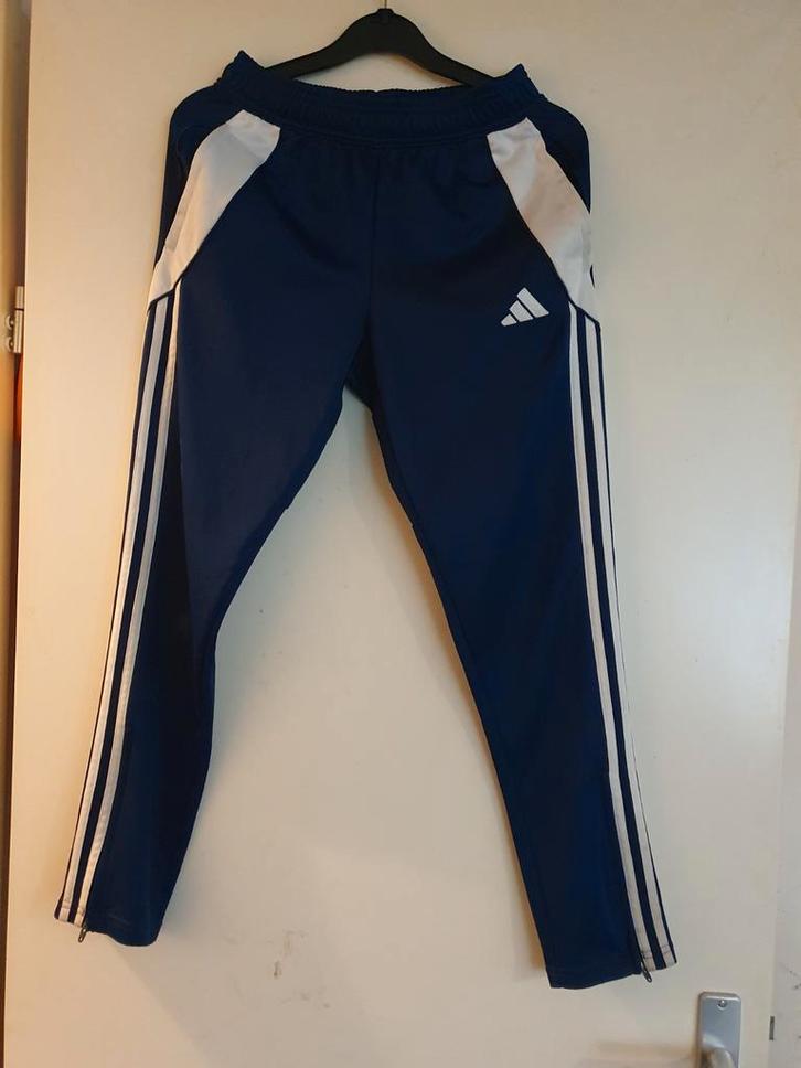 Adidas Sportbroek Jongen Maat 152 (12 Jaar), Kinderen en Baby's, Kinderkleding | Maat 152, Zo goed als nieuw, Jongen, Sport- of Zwemkleding