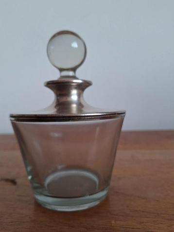 Kleine karaf glas met zilverkleurige bovenkant beschikbaar voor biedingen