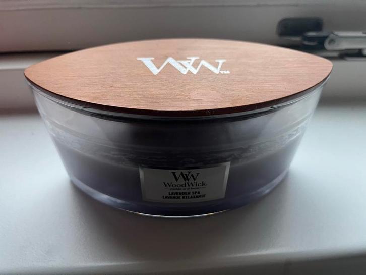 Woodwick Lavender Spa Kaars - Heerlijke Geur!, Huis en Inrichting, Woonaccessoires | Kandelaars en Kaarsen, Gebruikt, Kaars, Minder dan 25 cm