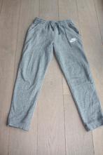 Grijze sportbroek van Nike, maat 158-170, Kinderen en Baby's, Kinderkleding | Maat 158, Jongen of Meisje, Sport- of Zwemkleding