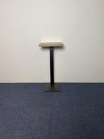 Hoge bijzettafel, bruin eiken, zwart onderstel, 50 x 50 cm.