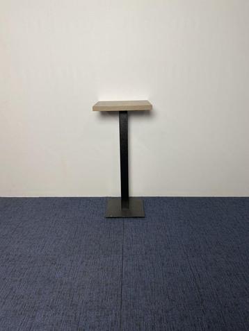 Hoge bijzettafel, bruin eiken, zwart onderstel, 50 x 50 cm.