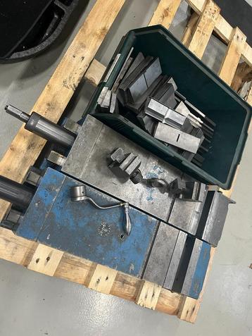 Hydraulische machineklemmen (2 st.) + div. bekjes beschikbaar voor biedingen