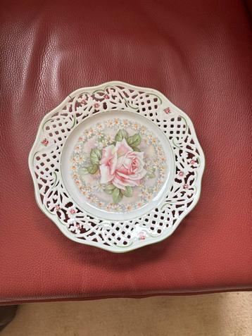 Antiek Dresden Porseleinen Bord met Roos beschikbaar voor biedingen