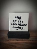 Tekst tegel "Adventures" teksttegel met spreuk, Ophalen of Verzenden, Nieuw