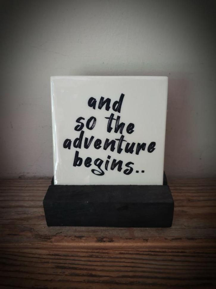 Tekst tegel "Adventures" teksttegel met spreuk, Huis en Inrichting, Woonaccessoires | Tekstborden en Spreuken, Nieuw, Ophalen of Verzenden