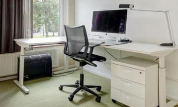 Hoekdeel van een wit bureau (GRATIS)