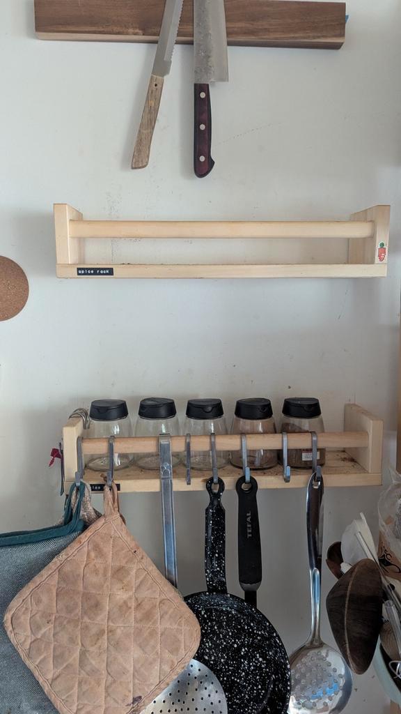 2x Ikea BEKVÄM Spiceshelf + 7 matching IHÄRDIG Spice bottles, Huis en Inrichting, Keuken | Keukenbenodigdheden, Gebruikt, Ophalen