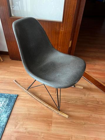 Vintage Herman Miller Eames Fiberglass Rocker Chair Design beschikbaar voor biedingen