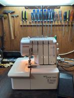 Janome MyLock 734D lockmachine met vrije arm, Japan, Ophalen of Verzenden, Zo goed als nieuw, Lockmachine