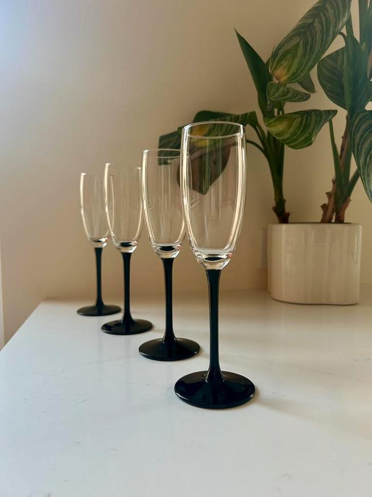 4 retro champagneflutes Luminarc Domino. Zwarte steel, Verzamelen, Glas en Borrelglaasjes, Zo goed als nieuw, Overige typen, Ophalen of Verzenden