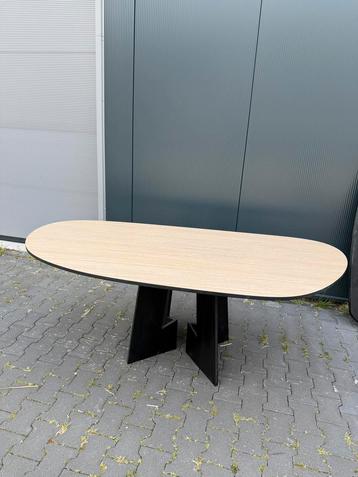 200 x 100 cm organische eettafel zwarte poot beschikbaar voor biedingen