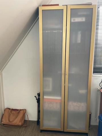 Kast beschikbaar voor biedingen
