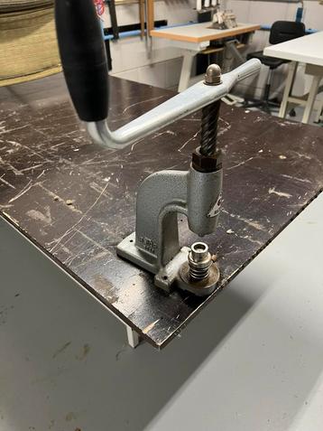 Knopenmachine astor beschikbaar voor biedingen