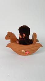 Vintage Mini Monchhichi poppetje, houten hobbelpaard. 8B11, Verzamelen, Poppetjes en Figuurtjes, Gebruikt, Ophalen of Verzenden