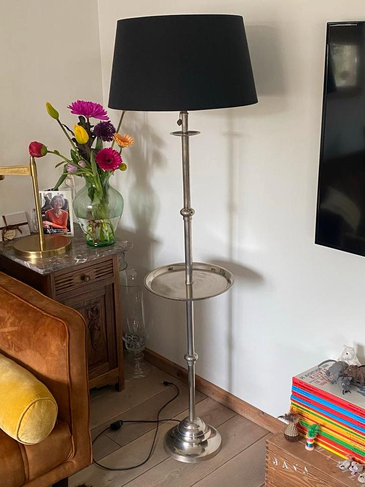 2 Riviera Maison Vloerlampen met Dienblad, Huis en Inrichting, Lampen | Vloerlampen, Gebruikt, 100 tot 150 cm, Metaal, Ophalen