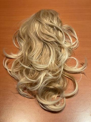 Blonde haarklem met golvend haar. beschikbaar voor biedingen