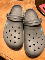 Crocs in goede staat, Kleding | Dames, Schoenen, Ophalen of Verzenden, Zo goed als nieuw, Grijs, Slippers