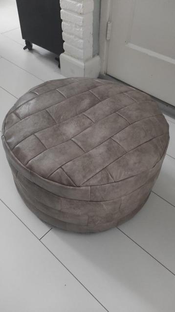 Vintage leren poef grijs patchwork beschikbaar voor biedingen