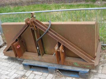 hydraulische kipbak achter de trekker  beschikbaar voor biedingen