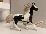 Schleich Exclusive Pinto Hengst met vaan ~ 13787, Ophalen of Verzenden, Zo goed als nieuw, Paard, Beeldje of Figuurtje