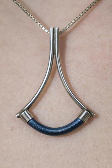 Bijzondere zilverkleurige hanger anker tweezijdig te dragen beschikbaar voor biedingen