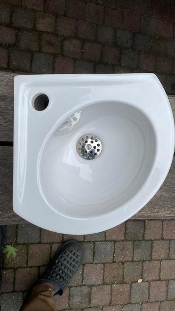 Hoekfontein toilet wastafel 27,5x27,5cm beschikbaar voor biedingen