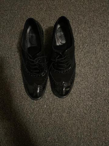 Veterschoen met hak beschikbaar voor biedingen