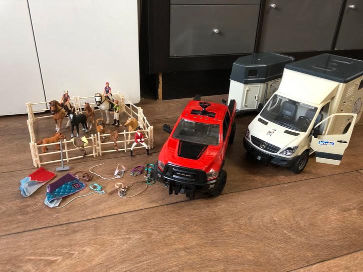 Sleich set paarden vrachtauto trailer auto, Kinderen en Baby's, Speelgoed | Speelgoedvoertuigen, Zo goed als nieuw, Ophalen of Verzenden